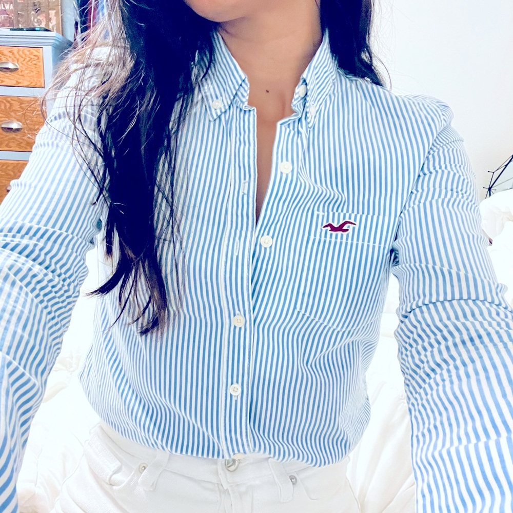 Blue striped, slim fit long sleeve collar button up shirt.